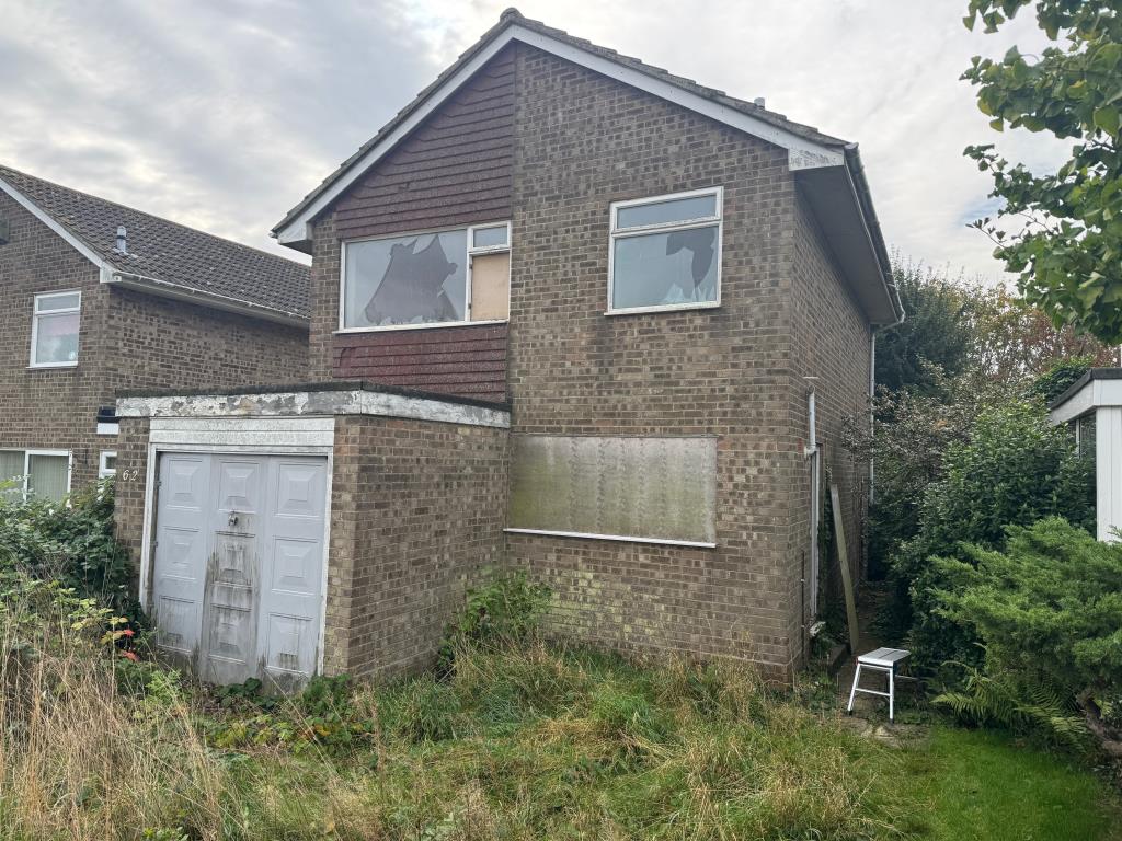 Lot: 171 - THREE-BEDROOM DETACHED HOUSE FOR TOTAL REFURBISHMENT - Front of property